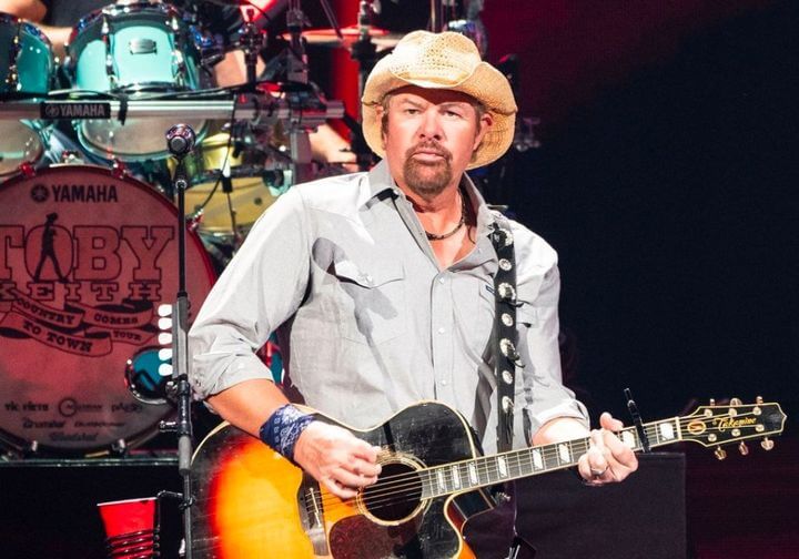 Toby Keith – Don’t Let the Old Man In